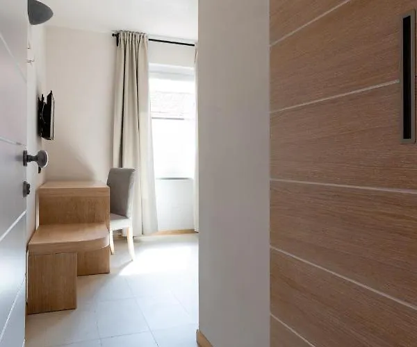 德尔菲诺酒店 3*